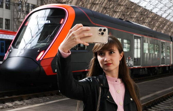 Ob elektrisch betrieben, wie bei dieser Lok auf dem Kiewer Bahnhof in Moskau, oder traditionell angetrieben mit Diesel und Strom: Die Bahn erfreut sich in Russland großer Beliebtheit.<span class='image-autor'>Sergei Karpukhin/TASS/actionpress</span>
