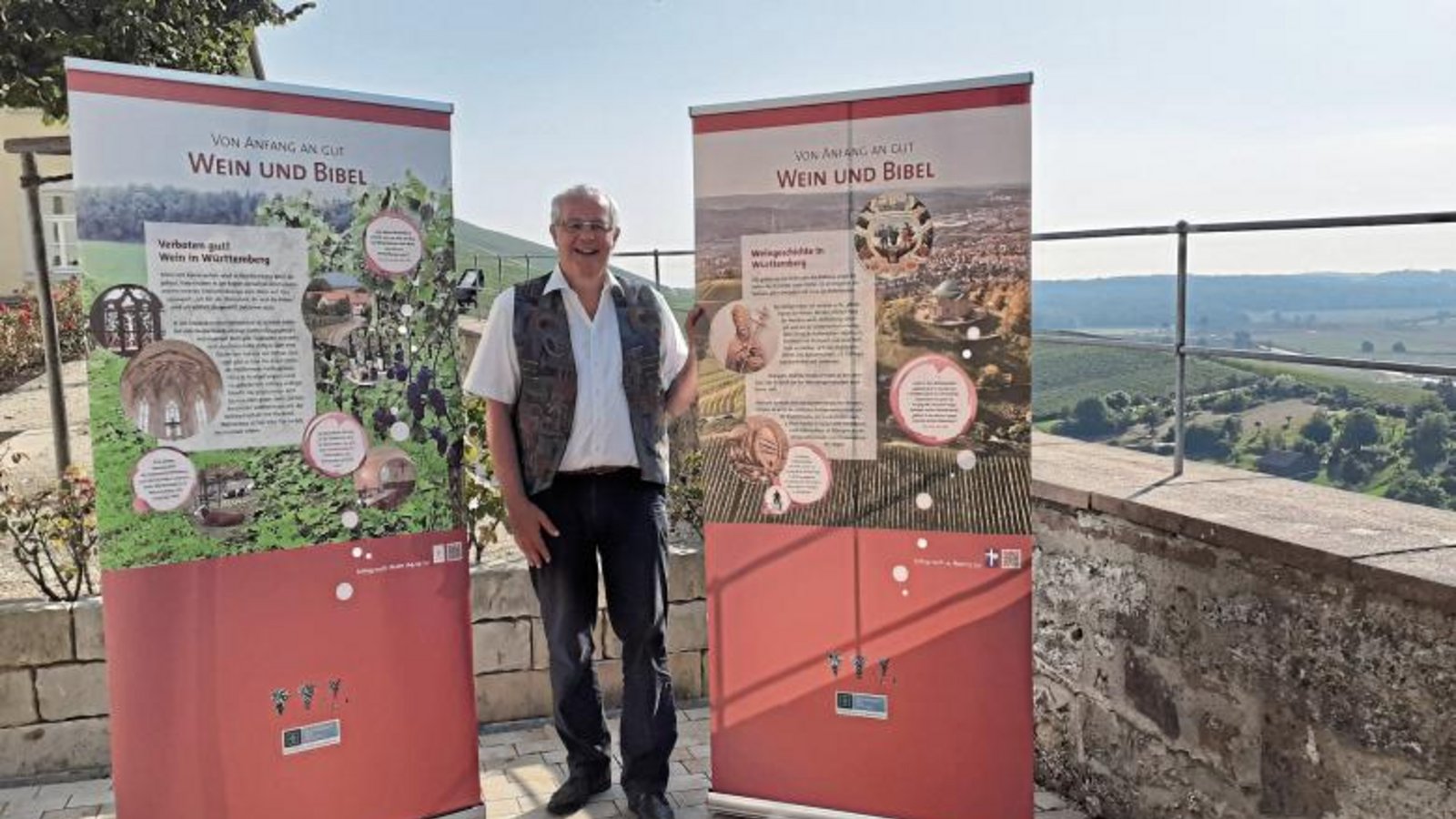 Pfarrer Michael Wanner heißt die Besucherinnen und Besucher der Ausstellung im Garten der St. Georgskirche in Hohenhaslach willkommen.  Foto: Glemser