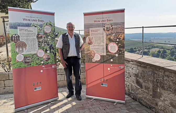 Pfarrer Michael Wanner heißt die Besucherinnen und Besucher der Ausstellung im Garten der St. Georgskirche in Hohenhaslach willkommen.  Foto: Glemser