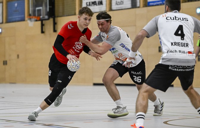 Fabian Fengler (links) möchte sich mit dem HC Metter-Enz bei HA Neckarelz II für die Niederlage im Hinspiel revanchieren. <span class='image-autor'>Foto: Leitner</span>