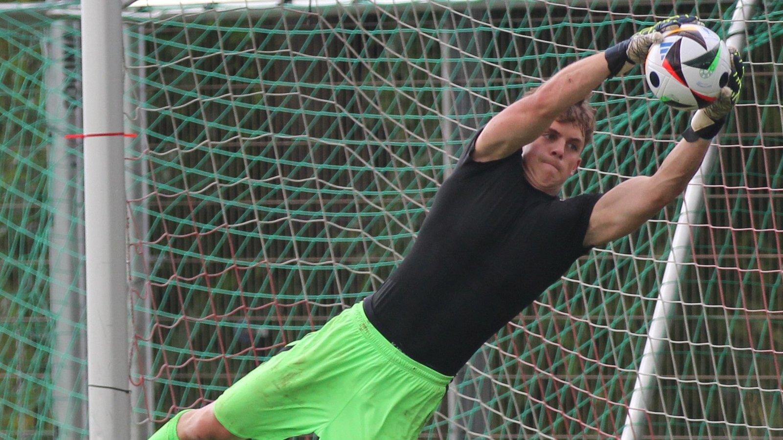 Hatte zwar nicht allzu viel zu tun, war aber zur Stelle, wenn er gebraucht wurde: Großglattbachs Keeper Kimi-David Fleischer. Foto: Dittrich
