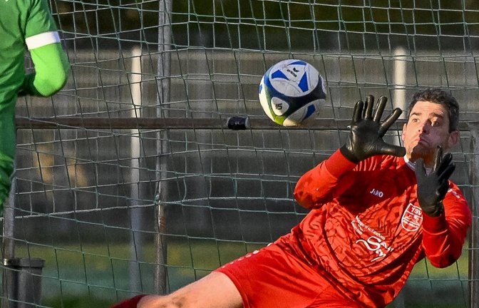 Bislang noch ohne Gegentor und meist weitgehend beschäftigungslos, ist in dieser Spielzeit Tobias Linder, der Keeper des TSV Kleinglattbach. <span class='image-autor'>Foto: Leitner</span>