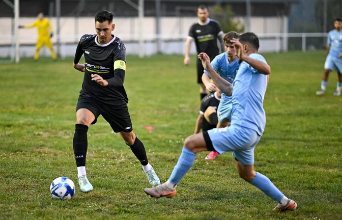 Devrim Namdar (links) hat gestern Abend mit der SGM Riexingen gegen die Spvgg Besigheim einen starken Auftritt hingelegt. <span class='image-autor'>Foto: Leitner</span>