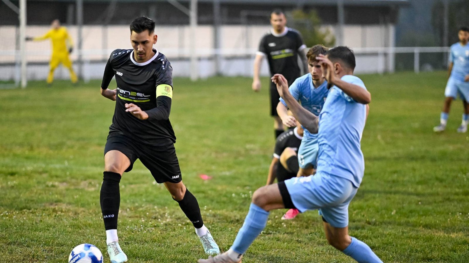 Devrim Namdar (links) hat gestern Abend mit der SGM Riexingen gegen die Spvgg Besigheim einen starken Auftritt hingelegt. Foto: Leitner Devrim Namdar (links) hat gestern Abend mit der SGM Riexingen gegen die Spvgg Besigheim einen starken Auftritt hingelegt. Foto: Leitner