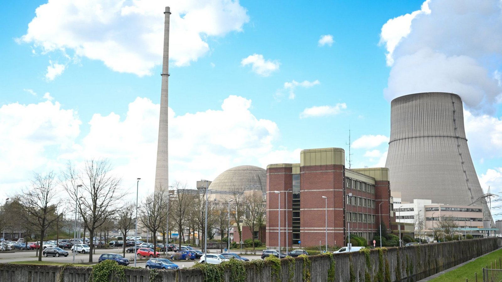 Das Kernkraftwerk Emsland in Niedersachsen. Laut einem Bericht sollen Mitarbeiter von Robert Habeck Zweifel an einen Atomausstieg ignoriert haben (Archivfoto).Foto: dpa/Lars Penning
