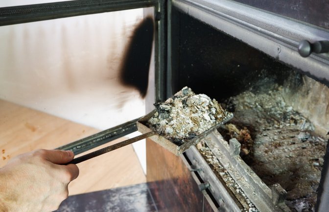 In diesem Artikel zeigen wir Ihnen, worauf Sie achten müssen, wenn Sie Asche entsorgen. Diese Möglichkeiten gibt es.<span class='image-autor'>Foto: Fire-n / Shutterstock.com</span>