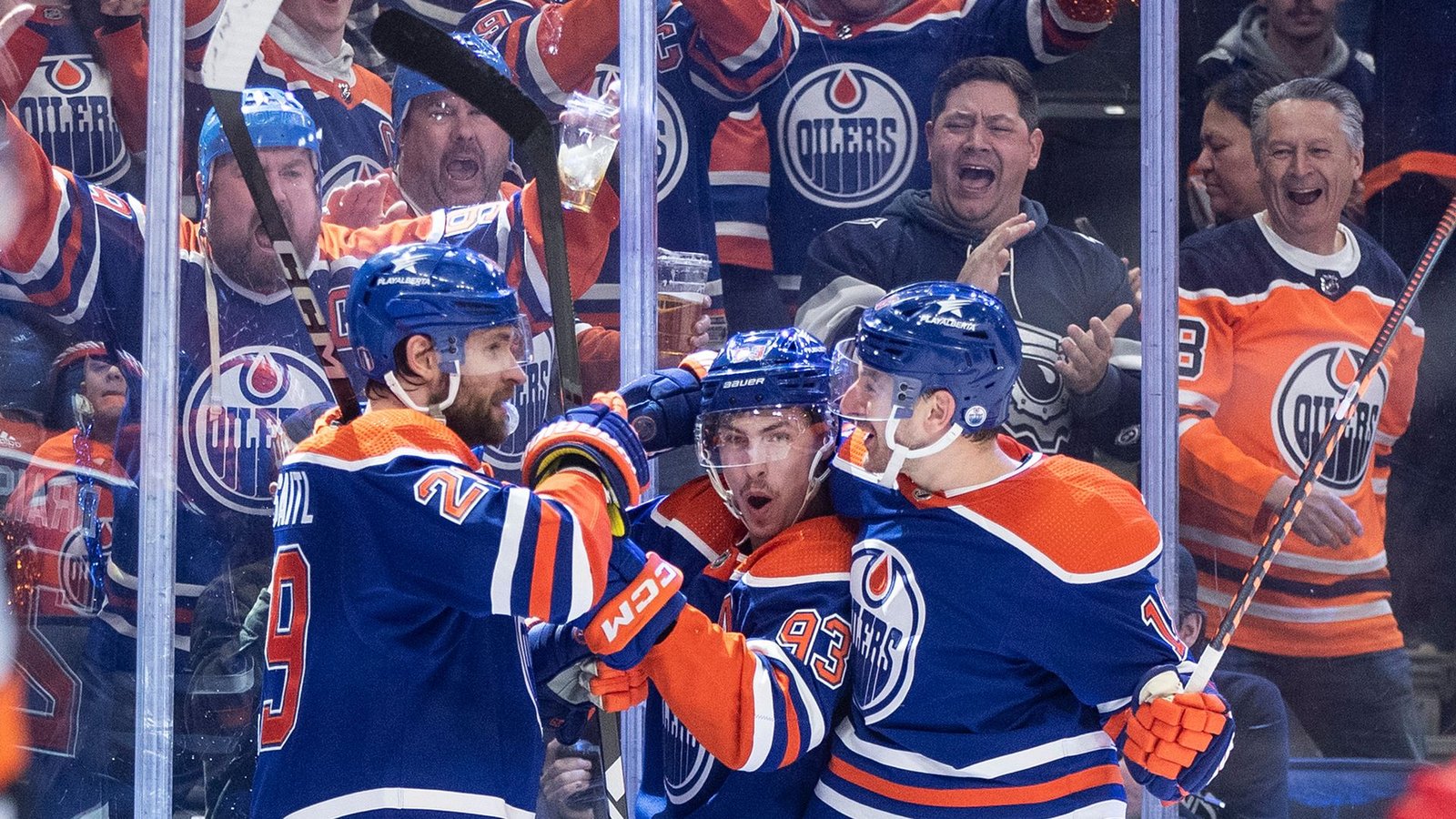 Leon Draisaitl (l) erzielte zwei Treffer für die Edmonton Oilers.Foto: Jason Franson/The Canadian Press via AP/dpa