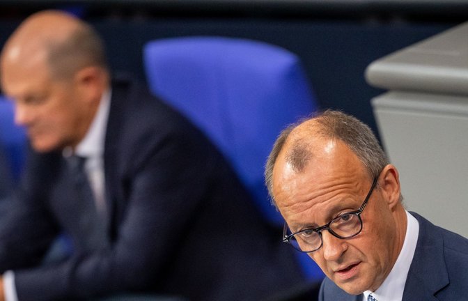 Im Bundestag: Kanzler Olaf Scholz (SPD)und sein Herausforderer Friedrich Merz (CDU).<span class='image-autor'>Foto: dpa/Michael Kappeler</span>