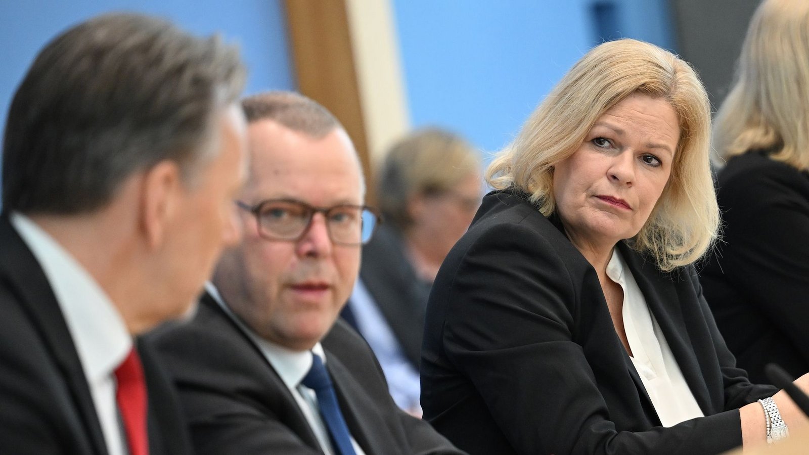 Bundesinnenministerin Nancy Faeser (SPD) und die Länder-Ressortchefs schalten sich heute in einer Videokonferenz zusammen, um nach Angriff in Dresden über besseren Schutz zu beraten.Foto: Britta Pedersen/dpa
