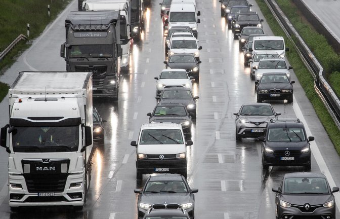 Notorisch stauanfällig: Die A8 bei Stuttgart.<span class='image-autor'>Foto: dpa/Christoph Schmidt</span>