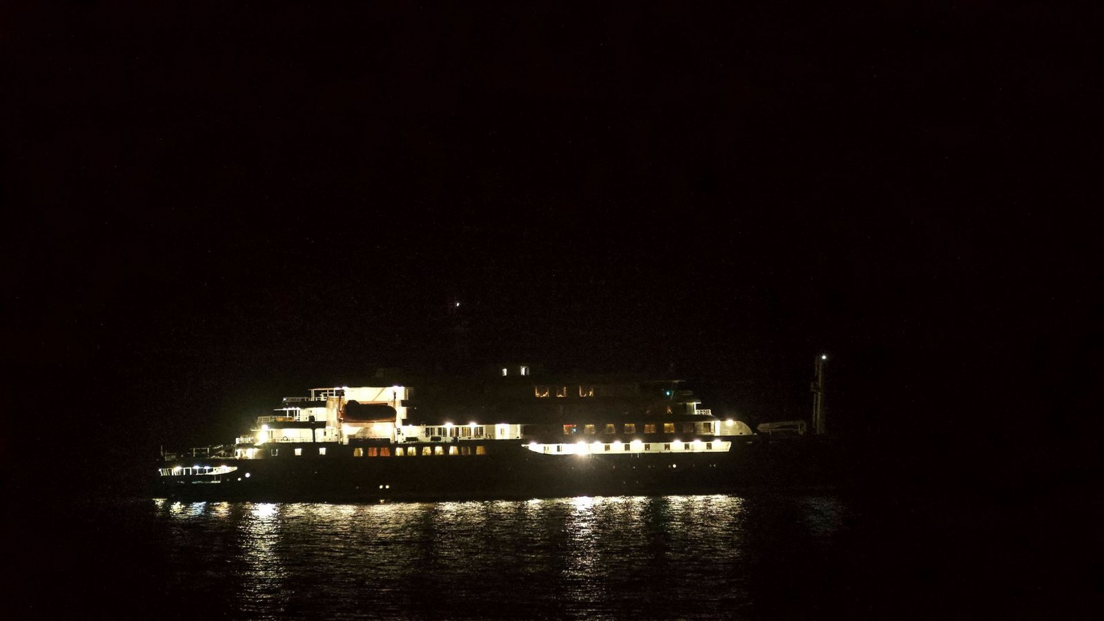 Kreuzfahrtschiff MV Hondius im Dunkeln vor Kap Verde.Foto: AFP Kreuzfahrtschiff MV Hondius im Dunkeln vor Kap Verde.Foto: AFP