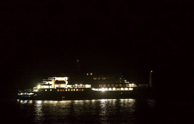 Kreuzfahrtschiff MV Hondius im Dunkeln vor Kap Verde.<span class='image-autor'>Foto: AFP</span>