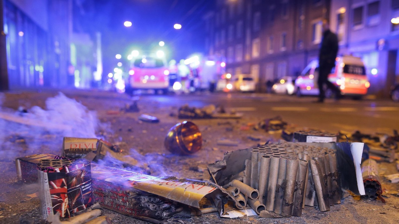 Die Gewerkschaft der Polizei fordert ein Verbot von Pyrotechnik für Privatleute.Foto: dpa/David Young Die Gewerkschaft der Polizei fordert ein Verbot von Pyrotechnik für Privatleute.Foto: dpa/David Young