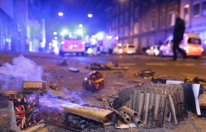 Die Gewerkschaft der Polizei fordert ein Verbot von Pyrotechnik für Privatleute.<span class='image-autor'>Foto: dpa/David Young</span>