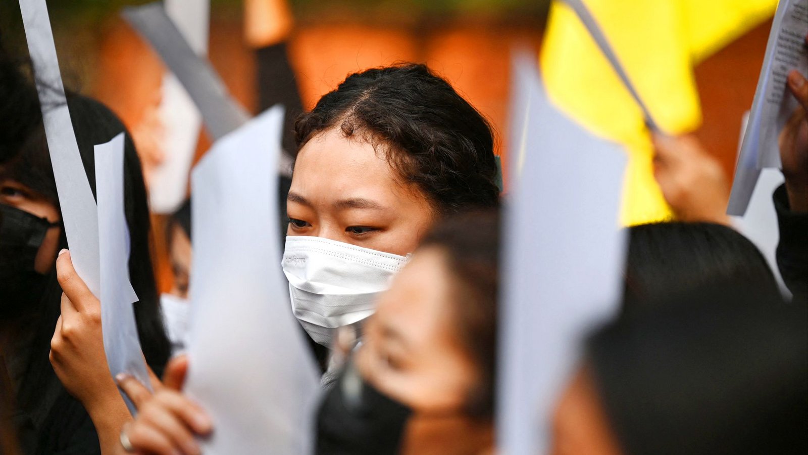Weiße Blätter sind ein Symbol der Proteste in China.Foto: AFP/Money Sharma