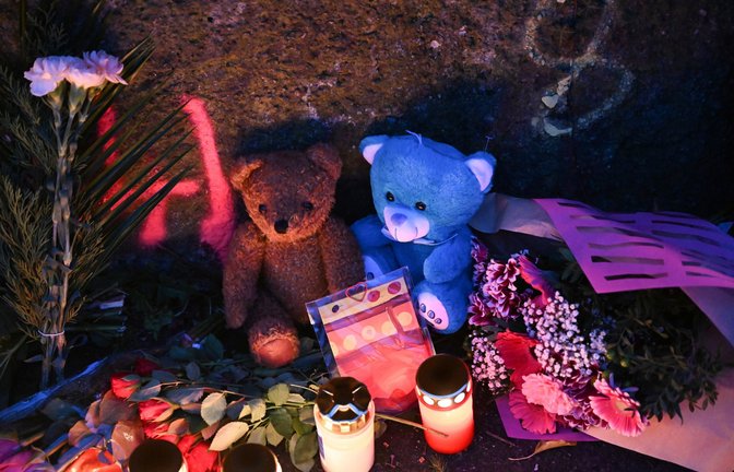 Menschen in Illerkirchberg drücken ihre Trauer aus.<span class='image-autor'>Foto: dpa/Bernd Weißbrod</span>