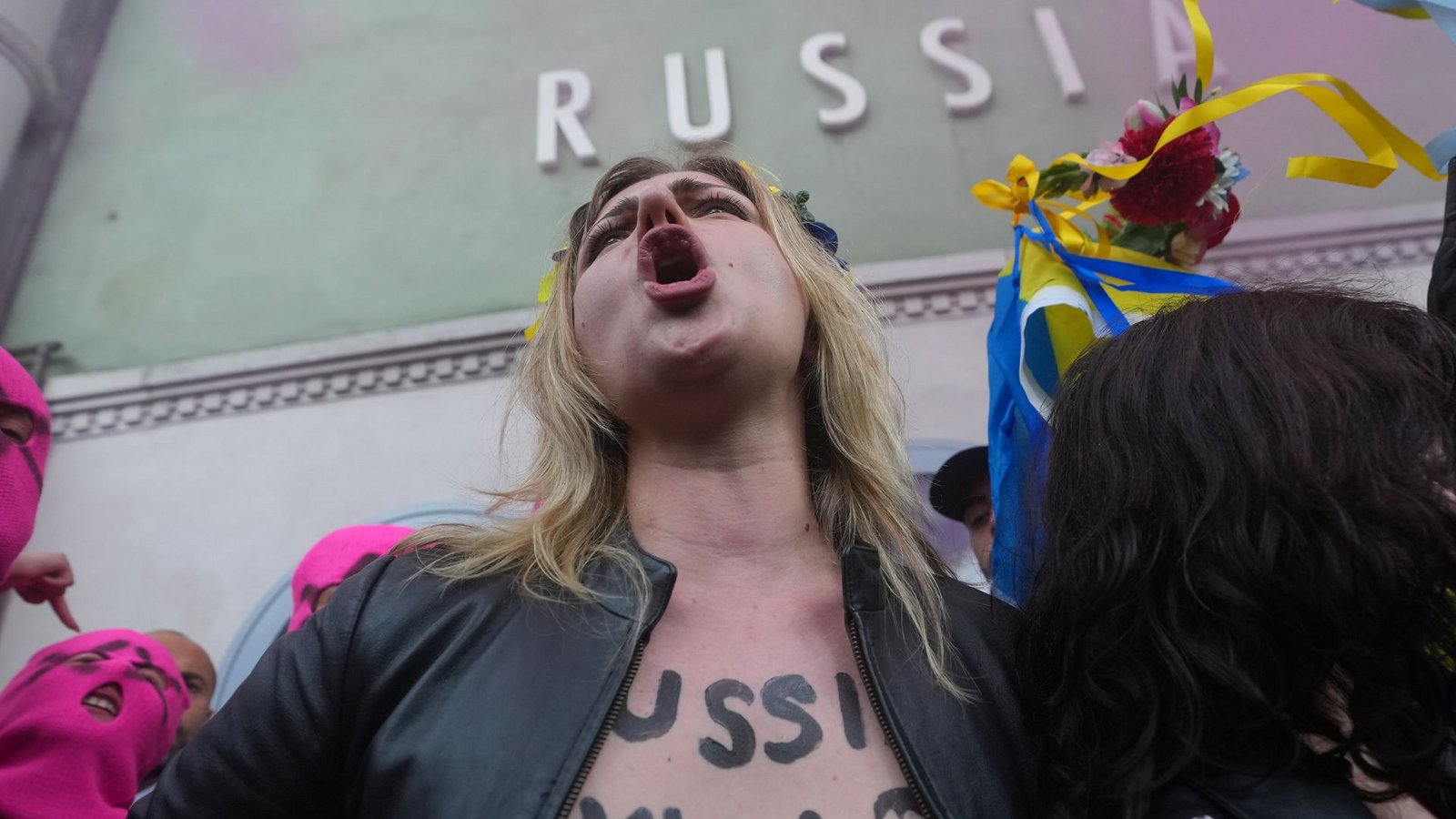 Wie oft so auch in Venedig machte die Gruppe Femen mit freiem Oberkörper Front gegen Russland.Foto: Luca Bruno/AP/dpa Wie oft so auch in Venedig machte die Gruppe Femen mit freiem Oberkörper Front gegen Russland.Foto: Luca Bruno/AP/dpa