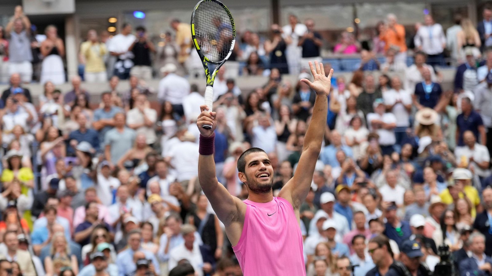 Der Tennisprofi Carlos Alcaraz jubelt nach seinem Sieg im Halbfinale über den Serben Djokovic.Foto: Seth Wenig/AP/dpa