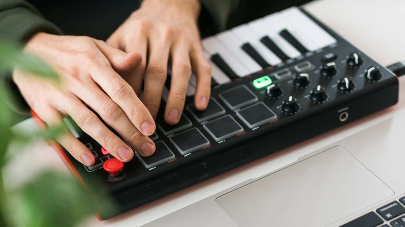 Mit diesen KI-Tools funktioniert die Musikproduktion automatisch.Foto: Best smile studio / shutterstock.com Mit diesen KI-Tools funktioniert die Musikproduktion automatisch.Foto: Best smile studio / shutterstock.com