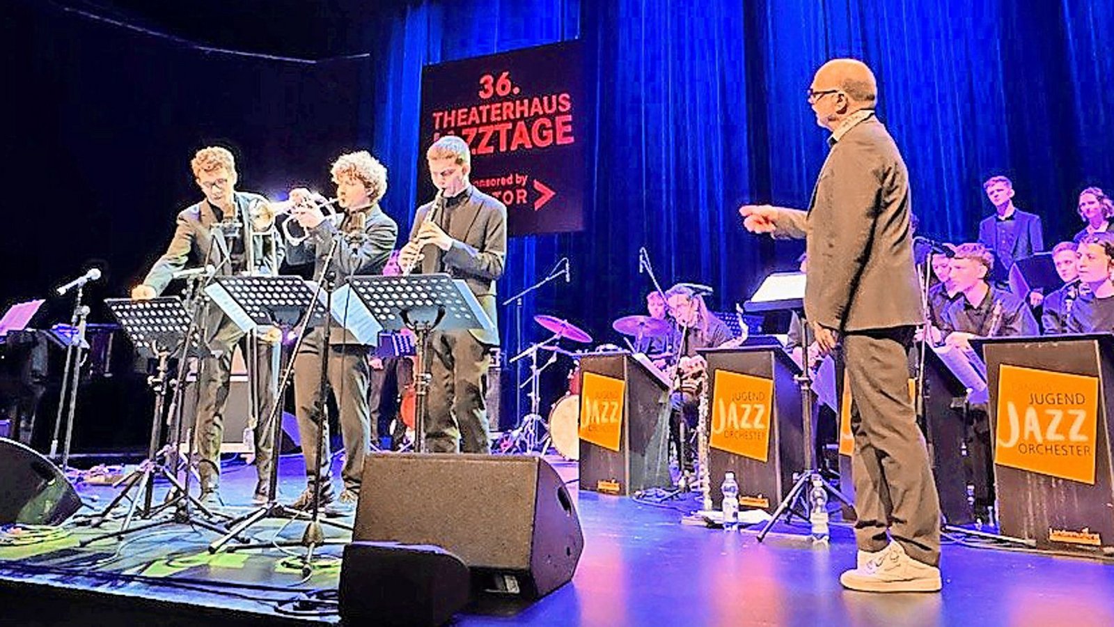 Bandleader Klaus Graf mit Mitgliedern des Jugendjazzorchesters im Rahmen der ­ Theaterhaus JazztageFoto: Thomas Staiber