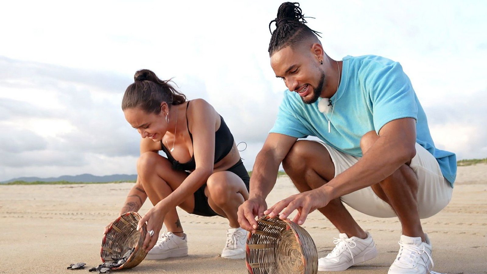 Die beiden setzen gemeinsam kleine Schildkröten am Strand aus, damit sie ins Meer laufen können.Foto: RTL Die beiden setzen gemeinsam kleine Schildkröten am Strand aus, damit sie ins Meer laufen können.Foto: RTL
