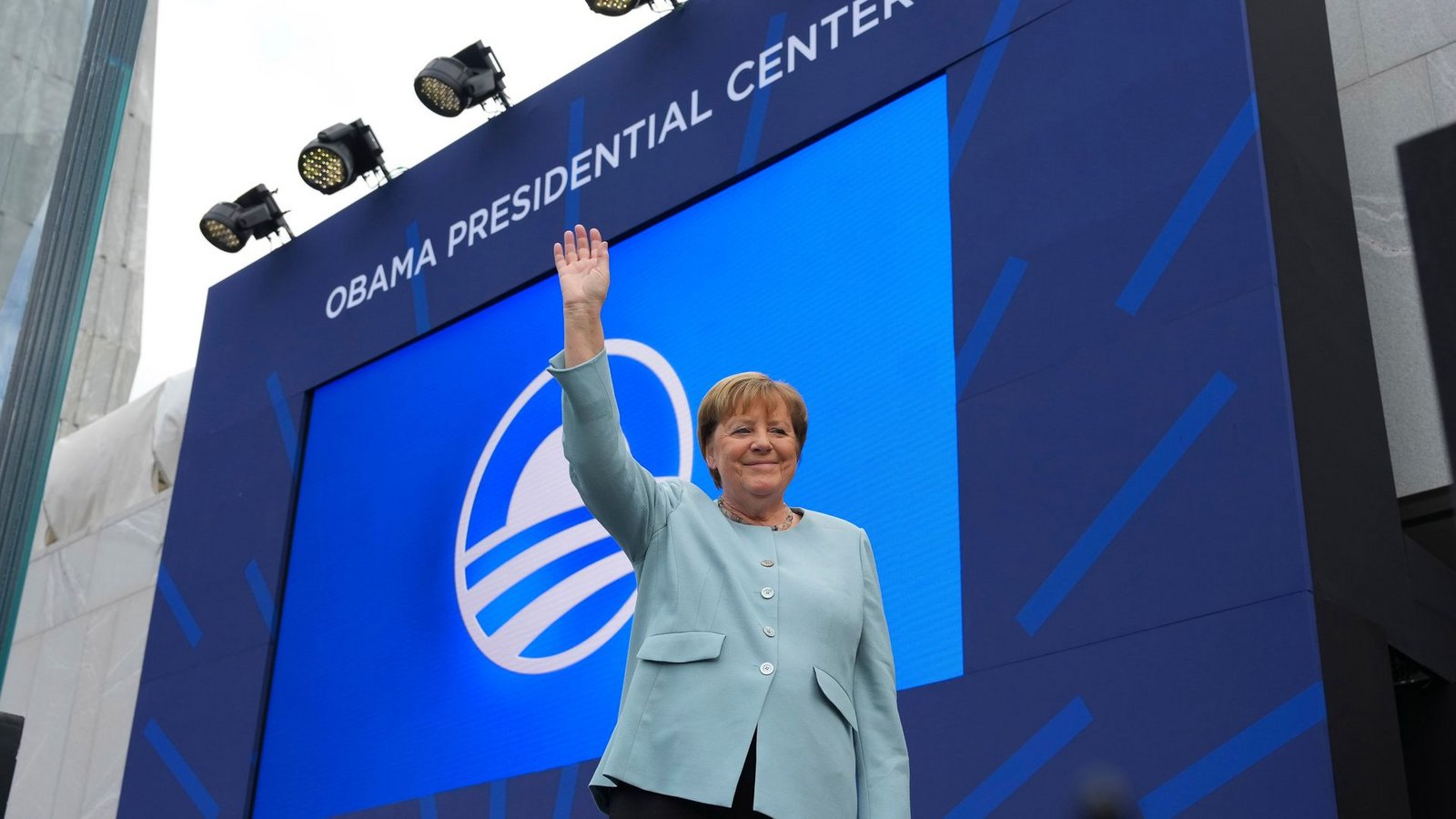 Ex-Bundeskanzlerin Merkel ist überraschend bei der Einweihung des Obama-Centers.Foto: Alex Brandon/AP/dpa Ex-Bundeskanzlerin Merkel ist überraschend bei der Einweihung des Obama-Centers.Foto: Alex Brandon/AP/dpa