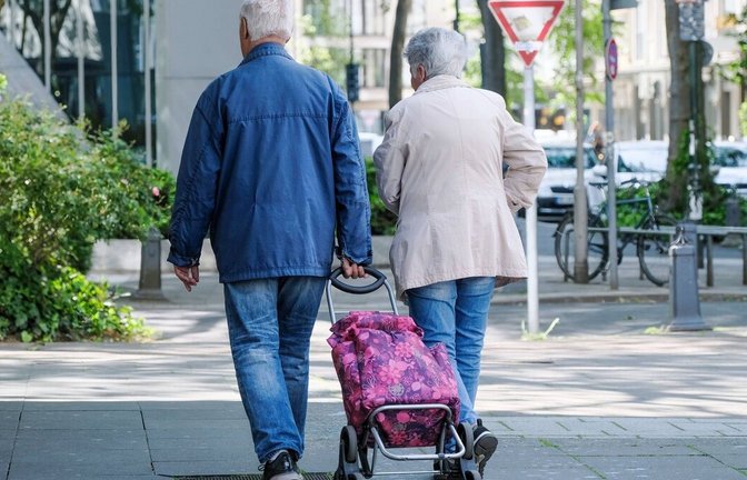 Ruheständler auf Einkaufstour: Die geplante Rentenrform soll gewährleisten, dass ihre Einkünfte im Alter sicher sind.<span class='image-autor'>Foto: www.imago-images.de</span>