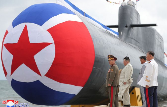 Spiel mit der Angst: Nordkoreas Diktator Kim Jong-Un (2. v. l.) treibt das Atomwaffenprogramm seines Landes voran.  Spiel mit der Angst: Nordkoreas Diktator Kim Jong-Un (2. v. l.) treibt das Atomwaffenprogramm seines Landes voran.<span class='image-autor'>Foto: Uncredited/KCNA/KNS/dpa/Uncredited</span>