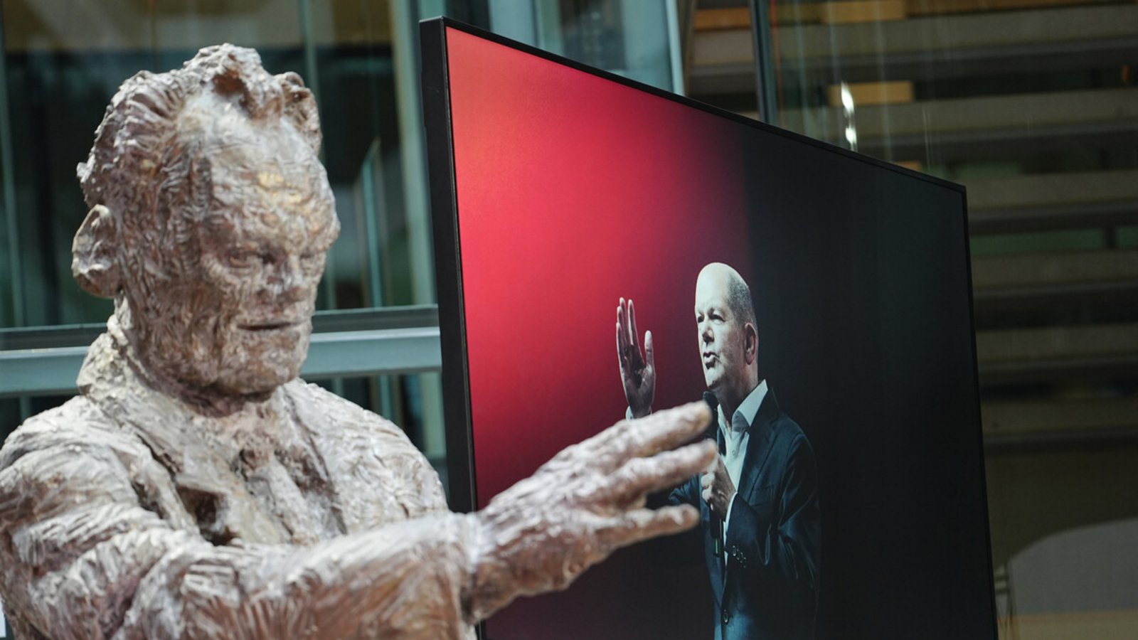 Zwei SPD-Kanzler, als Statue und auf dem Bildschirm: Willy Brandt und Olaf ScholzFoto: dpa/Kay Nietfeld Zwei SPD-Kanzler, als Statue und auf dem Bildschirm: Willy Brandt und Olaf ScholzFoto: dpa/Kay Nietfeld