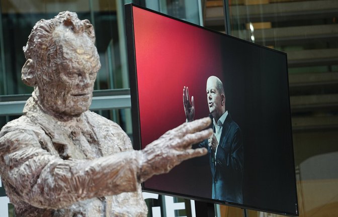 Zwei SPD-Kanzler, als Statue und auf dem Bildschirm: Willy Brandt und Olaf Scholz<span class='image-autor'>Foto: dpa/Kay Nietfeld</span>