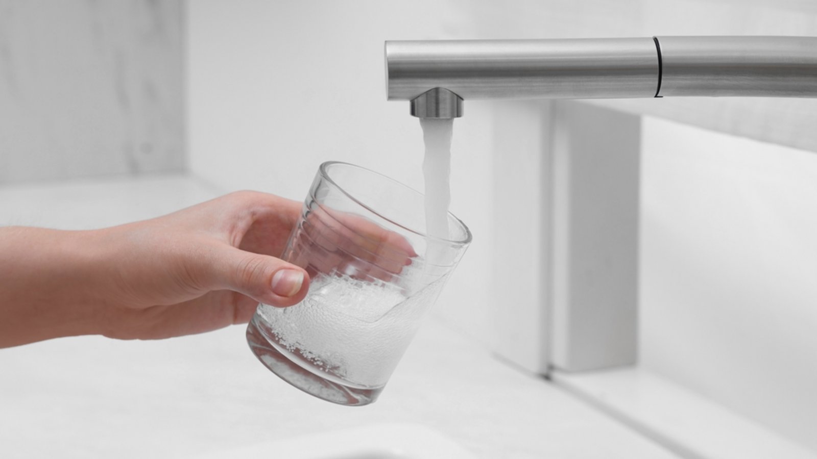 Kann man es einfach so trinken?Foto: New Africa / shutterstock.com Kann man es einfach so trinken?Foto: New Africa / shutterstock.com