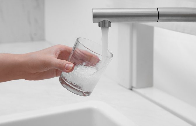Kann man es einfach so trinken?<span class='image-autor'>Foto: New Africa / shutterstock.com</span>