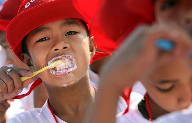 Wenn Kinder sich die Zähne putzen sollen, gibt es oft Ärger. Hier allerdings nicht, denn es handelt sich um einen Weltrekord-Versuch im Massenzähneputzen.<span class='image-autor'>Foto: dpa/Dennis M. Sabangan</span>