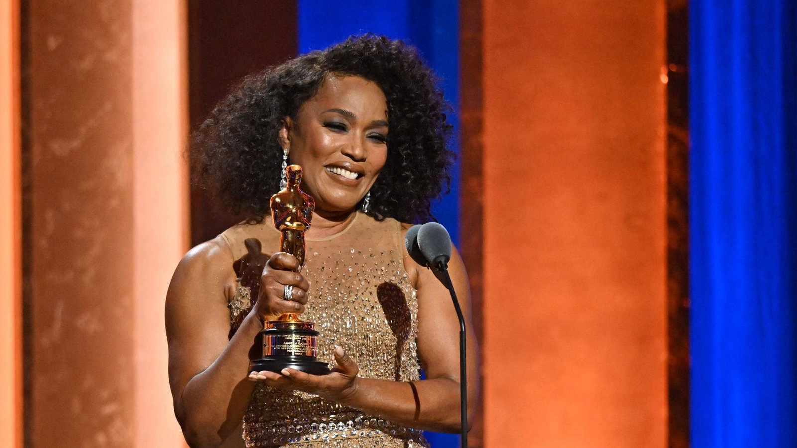 Die Filmakademie in Hollywood hat die diesjährigen Ehren-Oscars verliehen. Eine der Preisträgerinnen bei den sogenannten Governor-Awards in Los Angeles war Angela Bassett.Foto: AFP/ROBYN BECK Die Filmakademie in Hollywood hat die diesjährigen Ehren-Oscars verliehen. Eine der Preisträgerinnen bei den sogenannten Governor-Awards in Los Angeles war Angela Bassett.Foto: AFP/ROBYN BECK