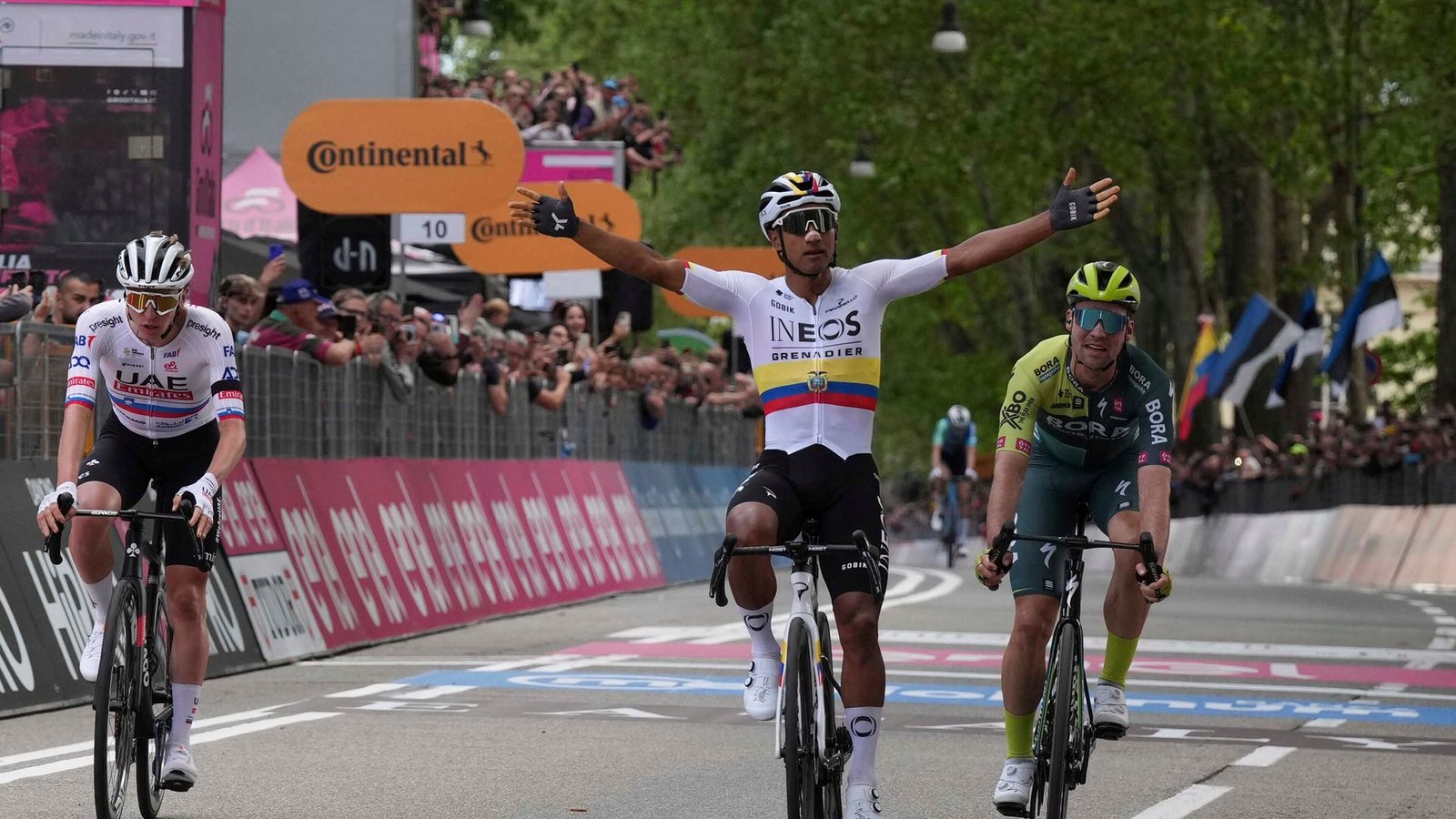 Verpasste auf der ersten Giro-Etappe knapp den Sieg: Maximilian Schachmann (r).Foto: Gian Mattia D'Alberto/LaPresse/AP/dpa