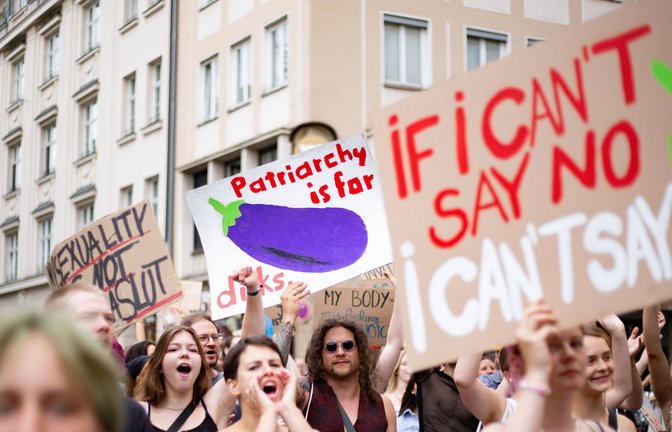 350 Menschen protestieren im Juli 2022 in München  gegen Sexismus, Victim Blaming und sexualisierte Gewalt<span class='image-autor'>Foto: IMAGO/aal.photo/IMAGO/Alexander Pohl</span>