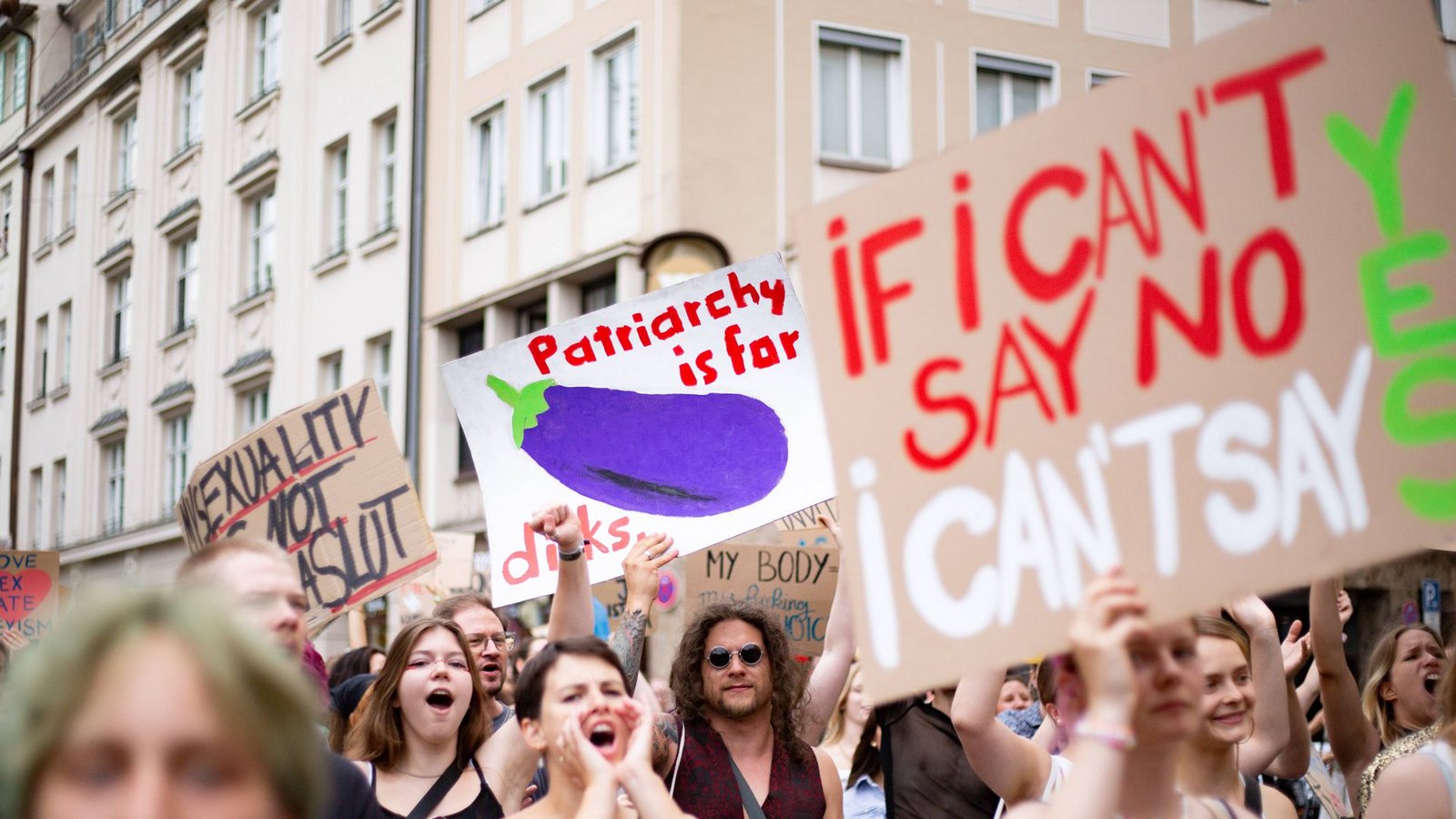 350 Menschen protestieren im Juli 2022 in München gegen Sexismus, Victim Blaming und sexualisierte GewaltFoto: IMAGO/aal.photo/IMAGO/Alexander Pohl 350 Menschen protestieren im Juli 2022 in München gegen Sexismus, Victim Blaming und sexualisierte GewaltFoto: IMAGO/aal.photo/IMAGO/Alexander Pohl