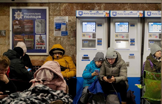 Viele Ukrainer suchen fast jede Nacht Schutz in U-Bahn-Stationen vor dem russischen Bombenterror.<span class='image-autor'>Foto: AFP/TETIANA DZHAFAROVA</span>