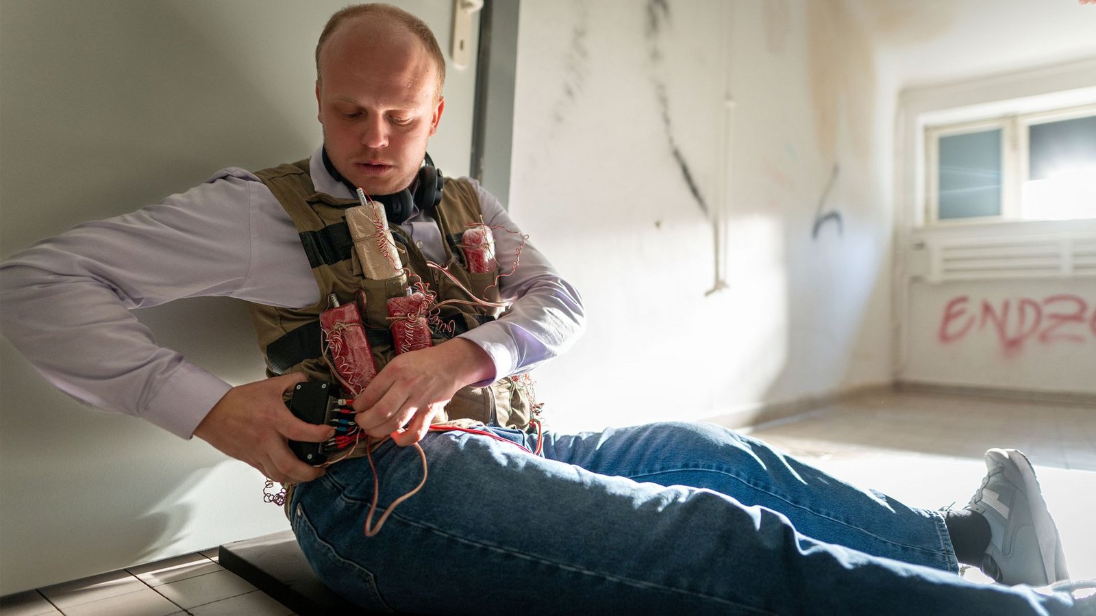 Der Vorfall bringt den Lehrer Felix Lange (Sebastian Jakob Doppelbauer) zum Äußersten – er will sich in der Schule in die Luft sprengen.Foto: NDR/Boris Laewen Der Vorfall bringt den Lehrer Felix Lange (Sebastian Jakob Doppelbauer) zum Äußersten – er will sich in der Schule in die Luft sprengen.Foto: NDR/Boris Laewen