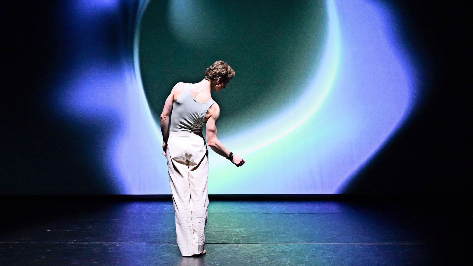 Der Tänzer Anton Tcherny mit Sensor am HandgelenktFoto: Stuttgarter Ballet/Dance Lab