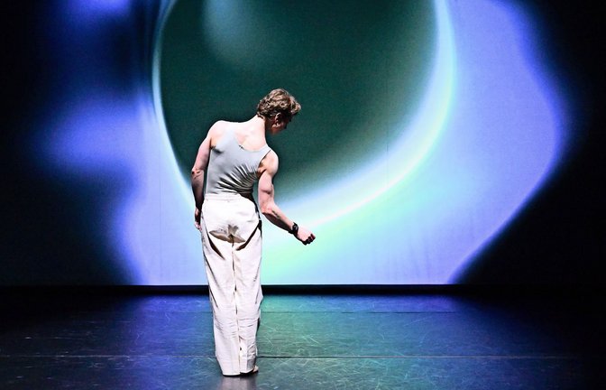 Der Tänzer Anton Tcherny mit Sensor am Handgelenkt<span class='image-autor'>Foto: Stuttgarter Ballet/Dance Lab</span>