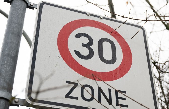 Tempo-30-Zonen in Wohngebieten sind Alltag. Doch die Kommunen fordern Spielraum auch auf anderen Straßen.<span class='image-autor'>Foto: picture alliance/dpa/Bernd Weißbrod</span>