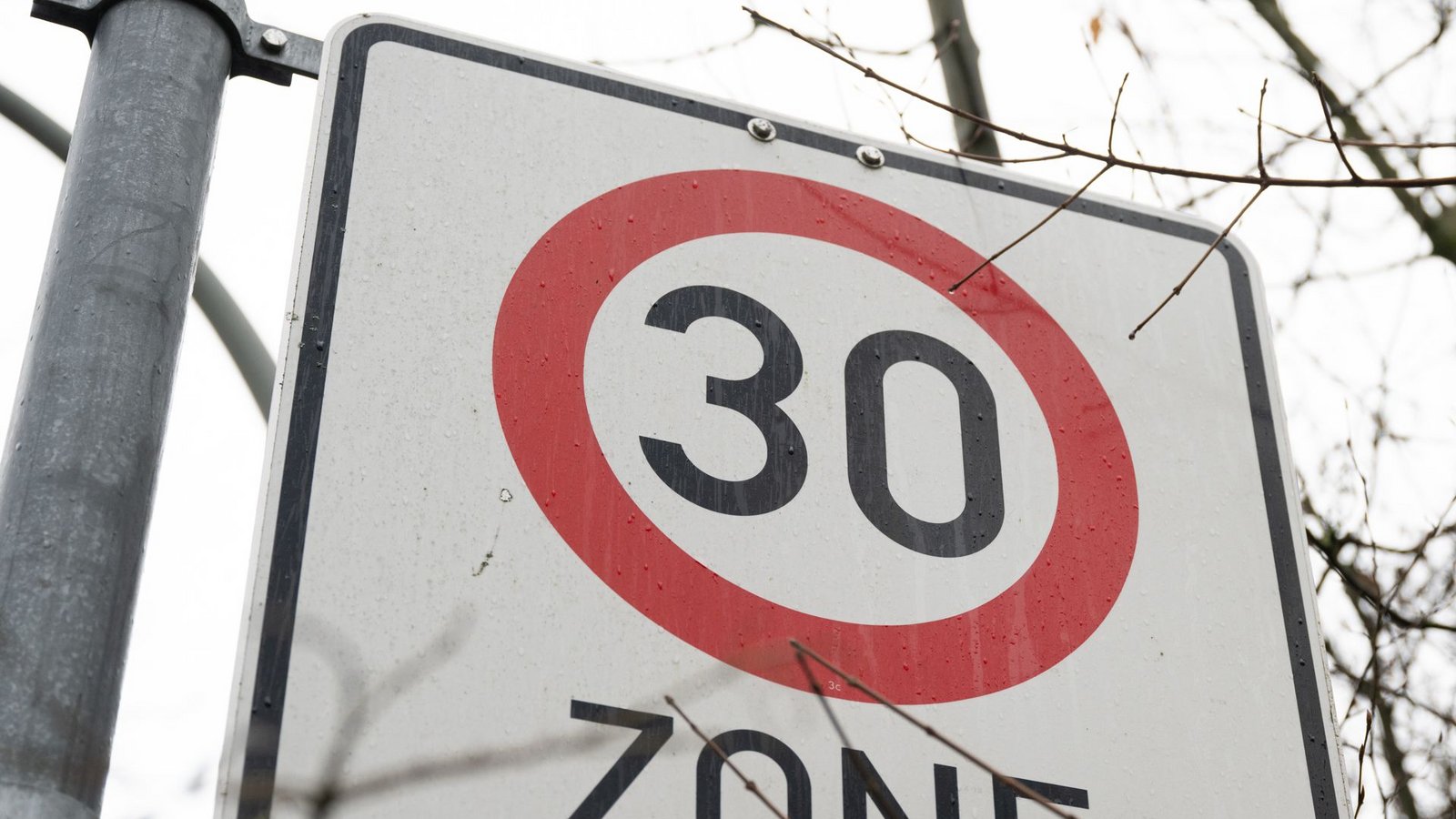 Tempo-30-Zonen in Wohngebieten sind Alltag. Doch die Kommunen fordern Spielraum auch auf anderen Straßen.Foto: picture alliance/dpa/Bernd Weißbrod Tempo-30-Zonen in Wohngebieten sind Alltag. Doch die Kommunen fordern Spielraum auch auf anderen Straßen.Foto: picture alliance/dpa/Bernd Weißbrod