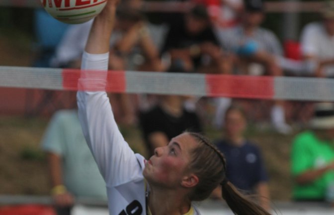 Abwehrspielerin Leoni Modenese (von links) und Angreiferin Ricarda Stübbe, beide vom TV Vaihingen, erkämpfen sich mit der deutschen U 18 EM-Gold gegen Österreich. <span class='image-autor'>Fotos: Nachreiner</span>