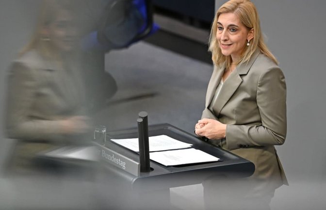Nina Warken (CDU), Bundesministerin für Gesundheit, spricht in der Plenarsitzung&nbsp; im Deutschen Bundestag.<span class='image-autor'>Elisa Schu/dpa</span>