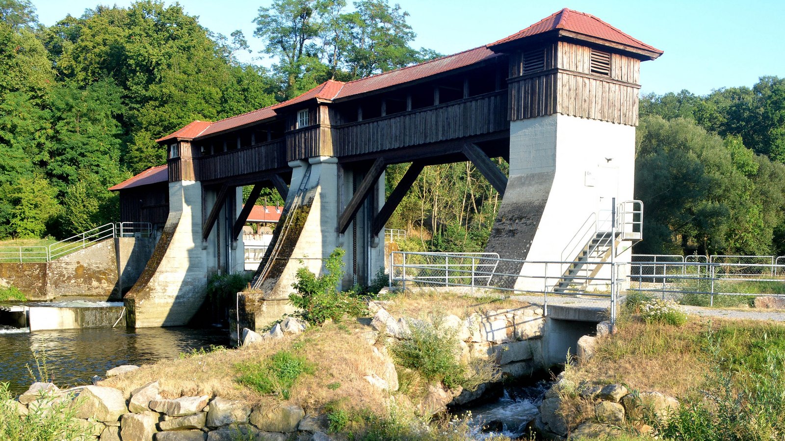 Das Stauwehr in Mühlhausen verfügt über Auf- und Abstiegshilfen für Fische, die sich auch in der aktuellen Hitzeperiode positiv auf den Sauerstoffgehalt in der Enz auswirken. Foto: Stahlfeld Das Stauwehr in Mühlhausen verfügt über Auf- und Abstiegshilfen für Fische, die sich auch in der aktuellen Hitzeperiode positiv auf den Sauerstoffgehalt in der Enz auswirken. Foto: Stahlfeld
