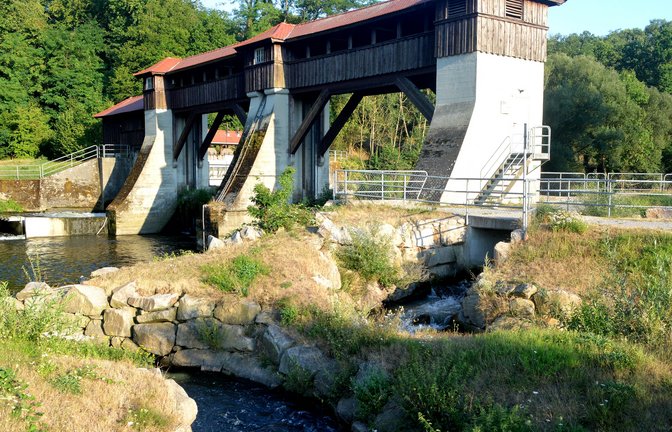 Das Stauwehr in Mühlhausen verfügt über Auf- und Abstiegshilfen für Fische, die sich auch in der aktuellen Hitzeperiode positiv auf den Sauerstoffgehalt in der Enz auswirken.  <span class='image-autor'>Foto: Stahlfeld</span>