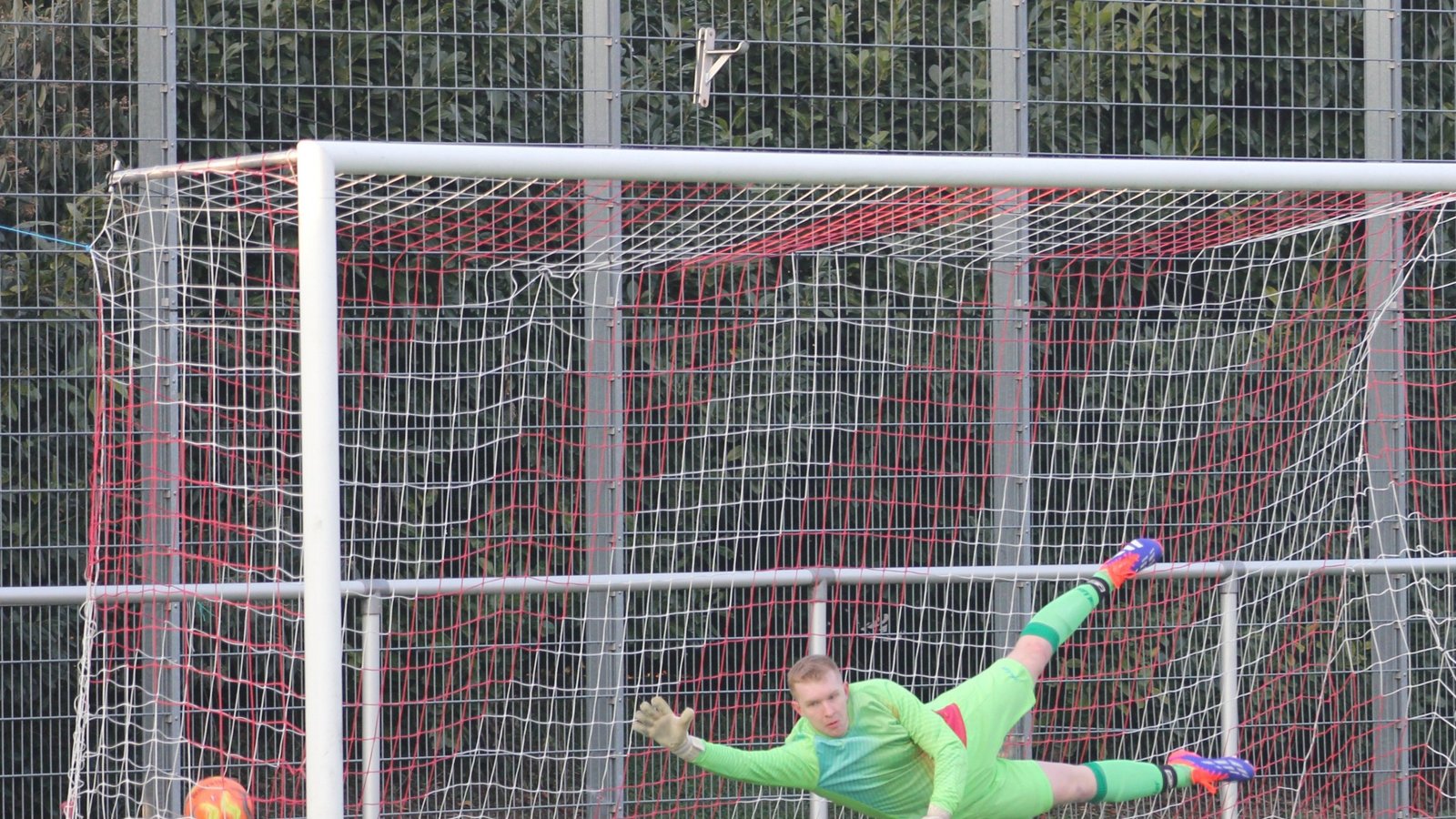 Manuel Schuster, der Keeper der SGM Hohenhaslach/Freudental, streckt sich in dieser Szene vergebens. Fotos: Dittrich Manuel Schuster, der Keeper der SGM Hohenhaslach/Freudental, streckt sich in dieser Szene vergebens. Fotos: Dittrich