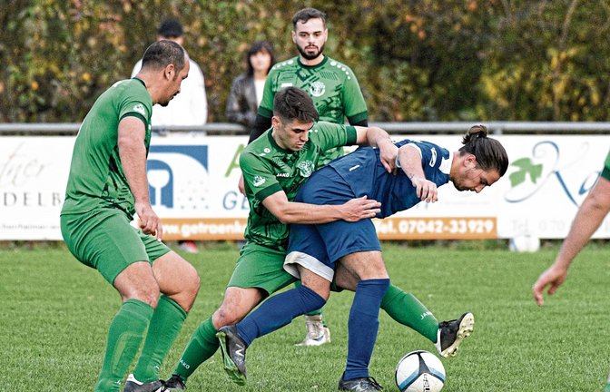 Juri Grinko (von rechts) hat keine Chance, den Ball gegen Manuel Musco und Mutlu Acar zu behaupten, Hochdorf holt den zweiten Sieg. Foto: Leitner