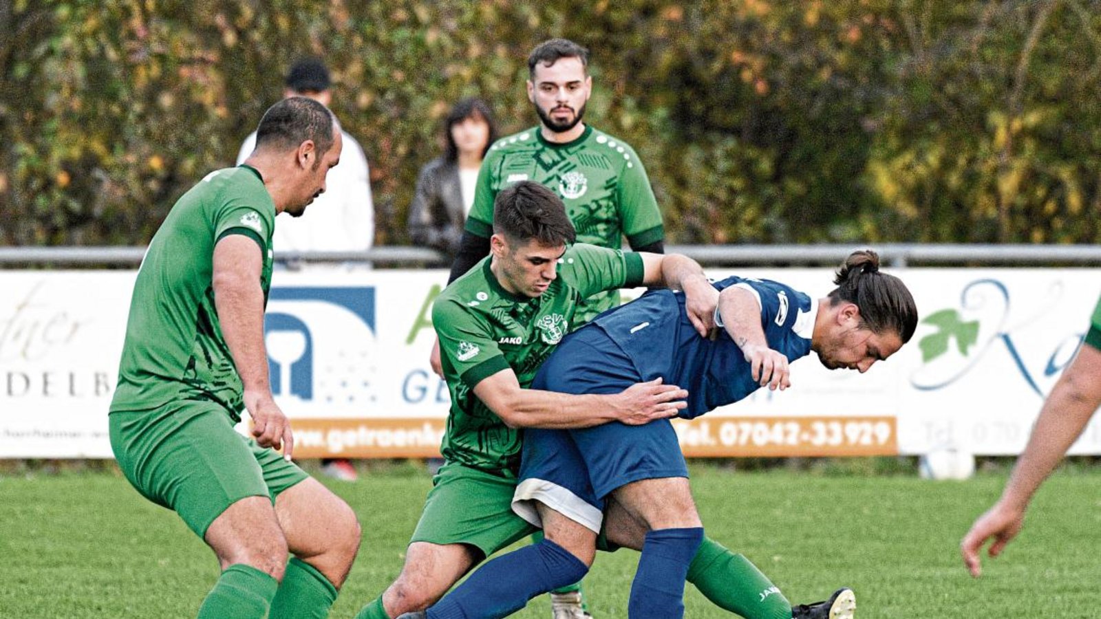 Juri Grinko (von rechts) hat keine Chance, den Ball gegen Manuel Musco und Mutlu Acar zu behaupten, Hochdorf holt den zweiten Sieg. Foto: Leitner